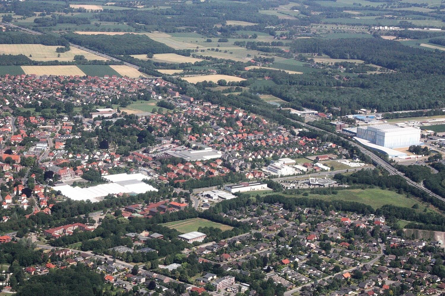 Panoramablick über Westerstede – Rathaus und Stadtlandschaft