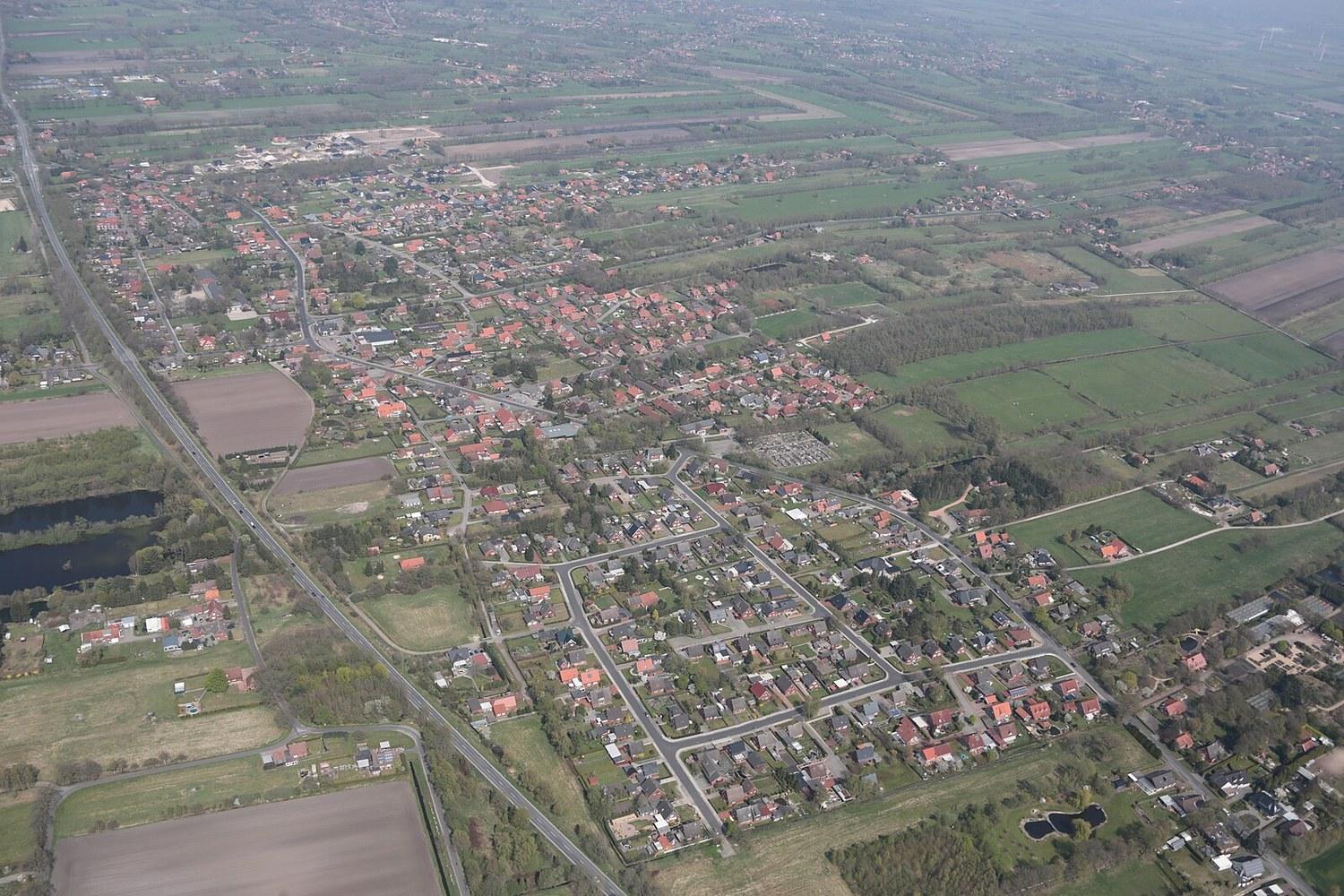 Panoramablick über Westoverledingen – Rathaus und Landschaft
