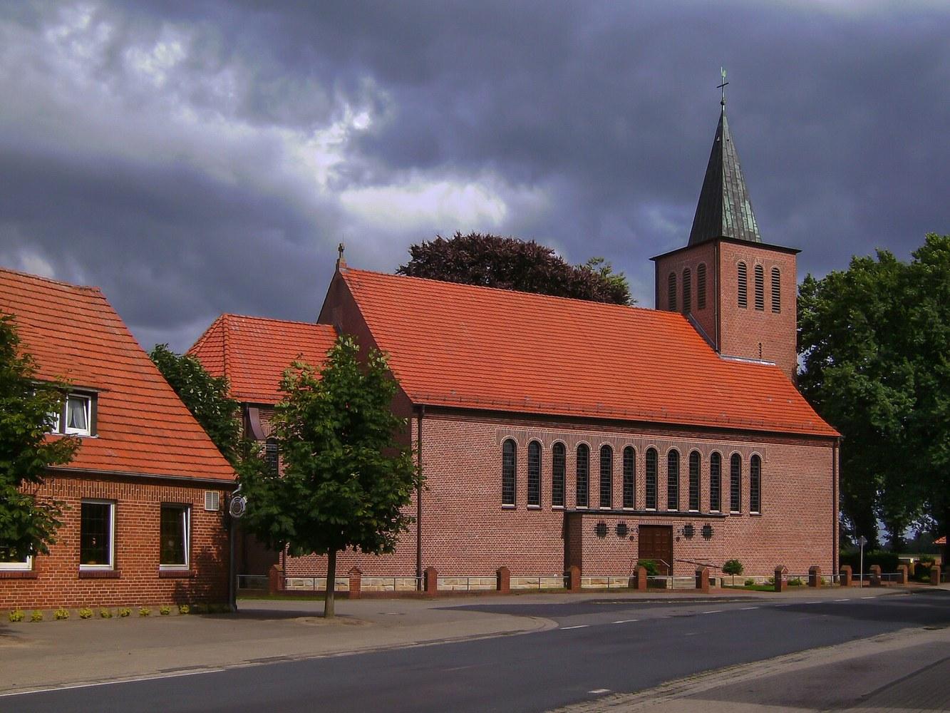 Panoramablick über Wettrup – Rathaus, Maschsee und Skyline
