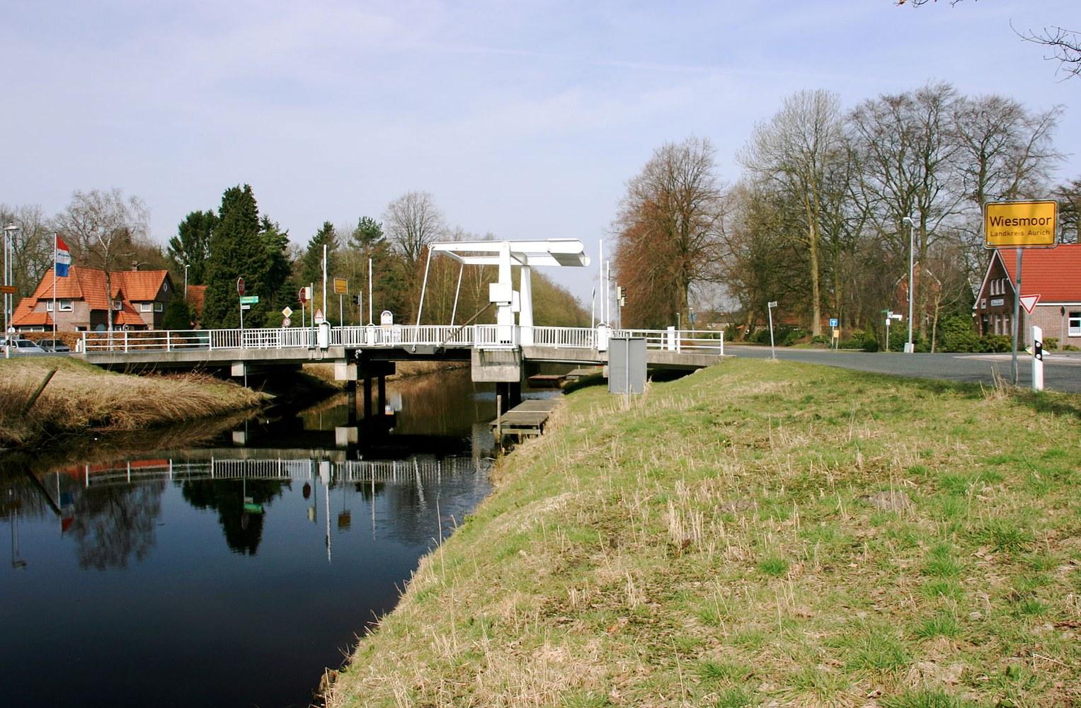 Panoramablick über Wiesmoor – Rathaus, Maschsee und Skyline