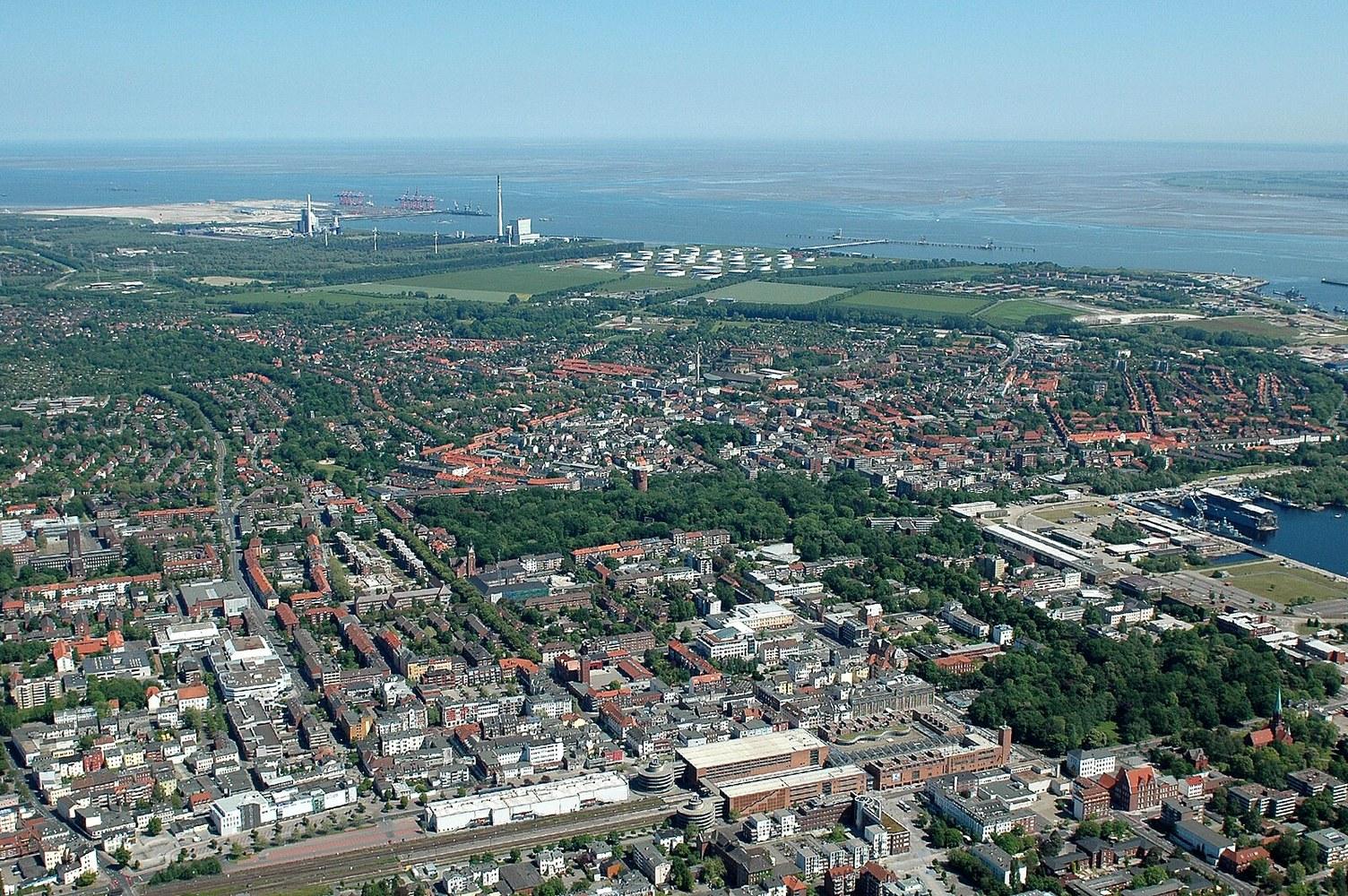 Panoramablick über Wilhelmshaven – Rathaus, Hafen und Skyline