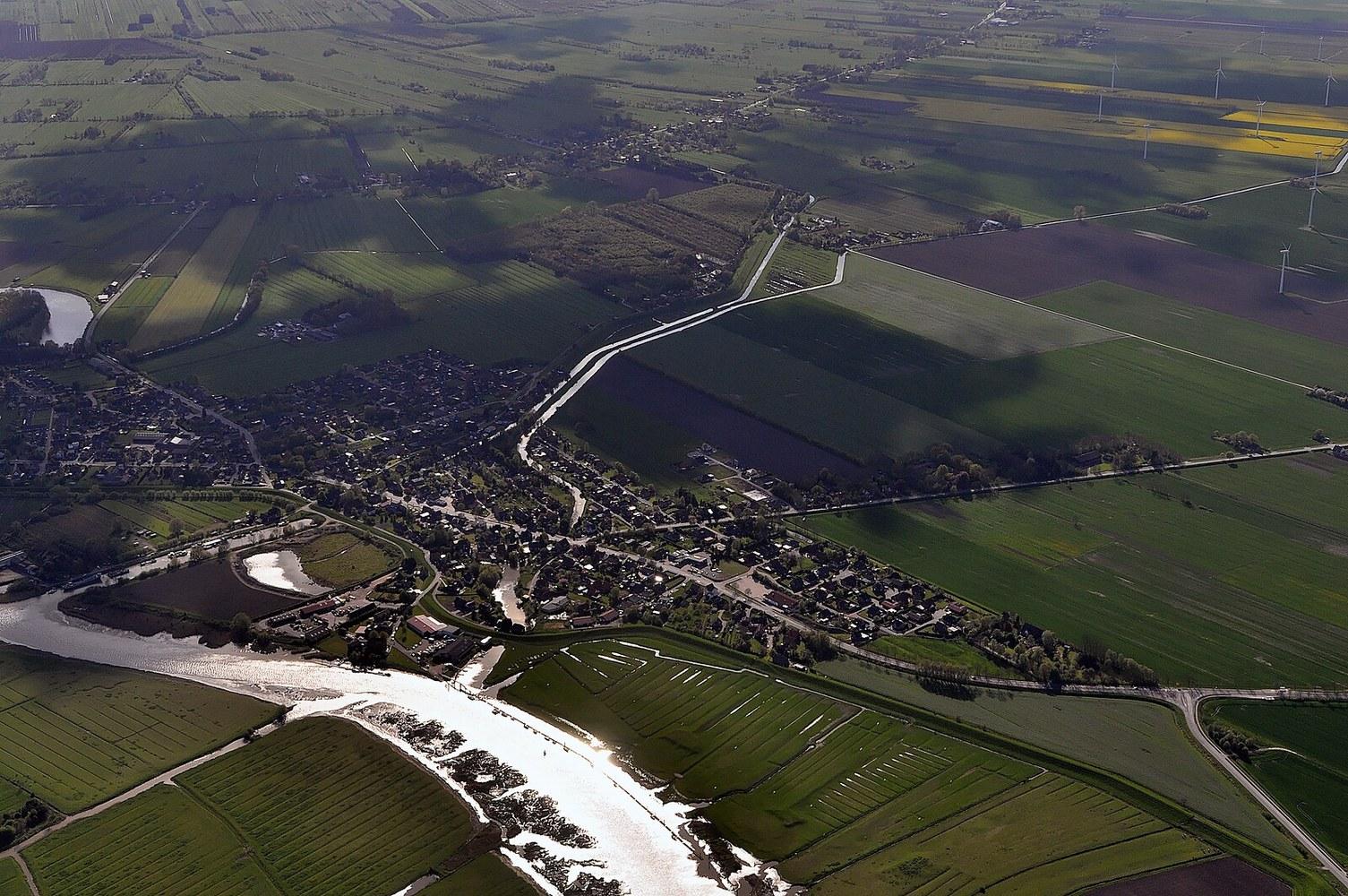 Panoramablick über Wischhafen – Rathaus und Landschaft