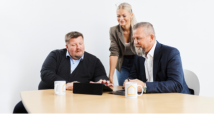 Einladendes Foto des Beraterteams im Gespräch