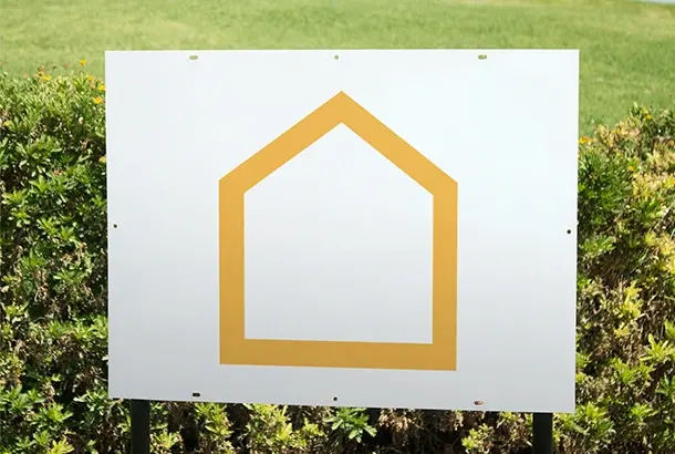 city immobilienmakler weisses lschild mit haus logo