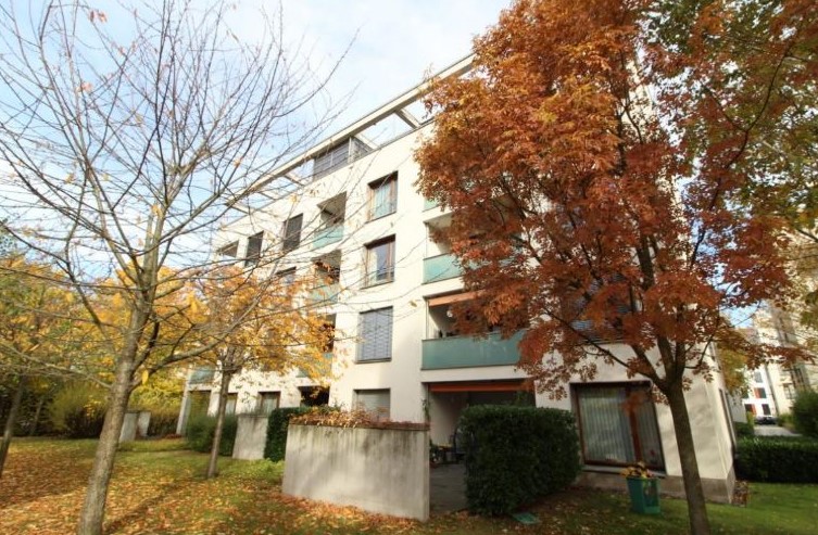 Mehrfamilienhaus im Herbst