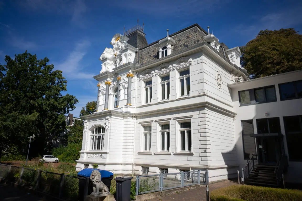 Sprengelvilla Nachbarhaus links davon in Hannover – Ein architektonisches Highlight