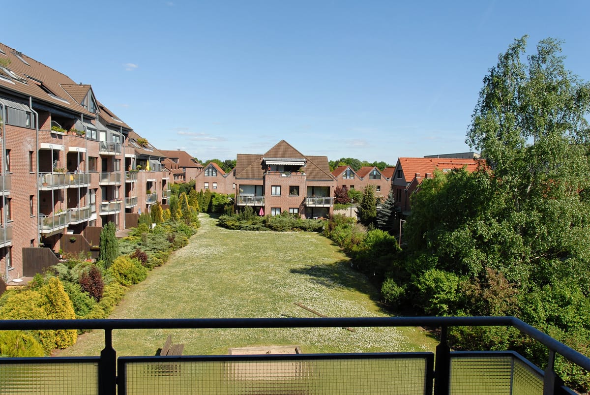 Blick vom Balkon in den begrünten Innenhof einer Wohnanlage in Langenhagen