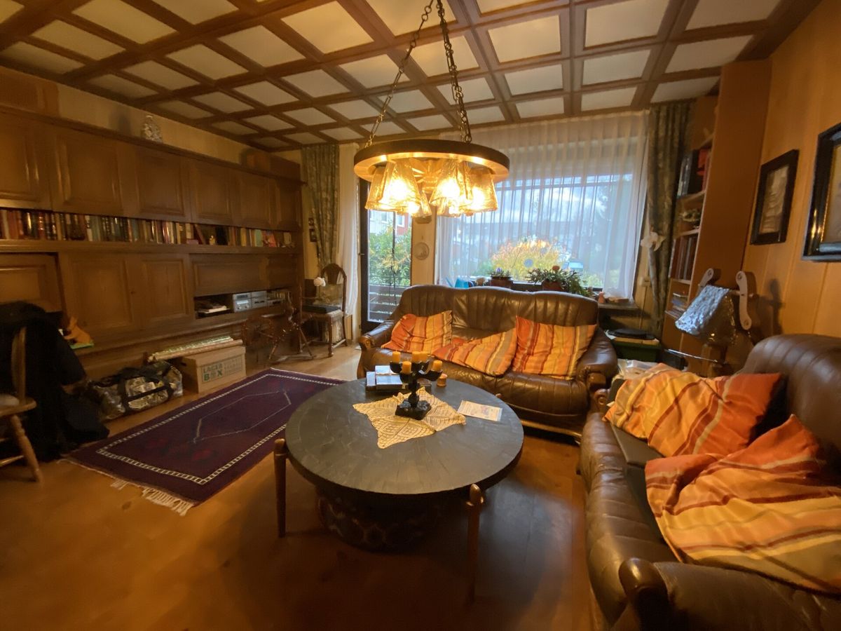 Wohnzimmer mit Holzkassettendecke in einem Reihenhaus in Langenhagen