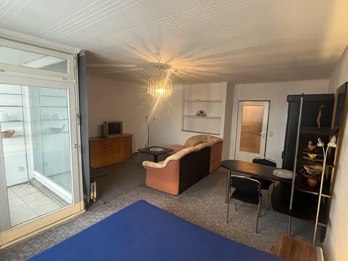 Wohnraum eines Apartments mit Balkonzugang in Langenhagen