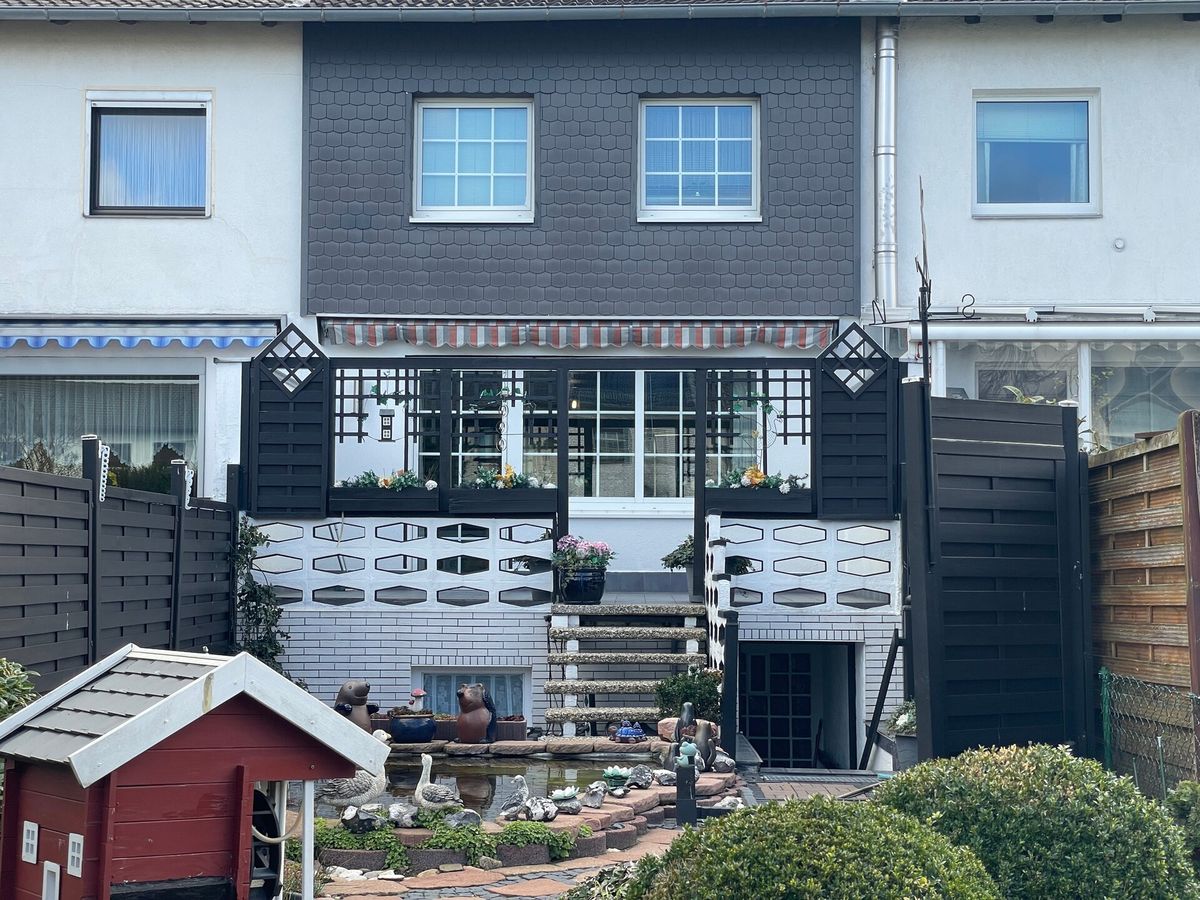 Gartenseite eines Reihenhauses mit Teich in Langenhagen-Krähenwinkel