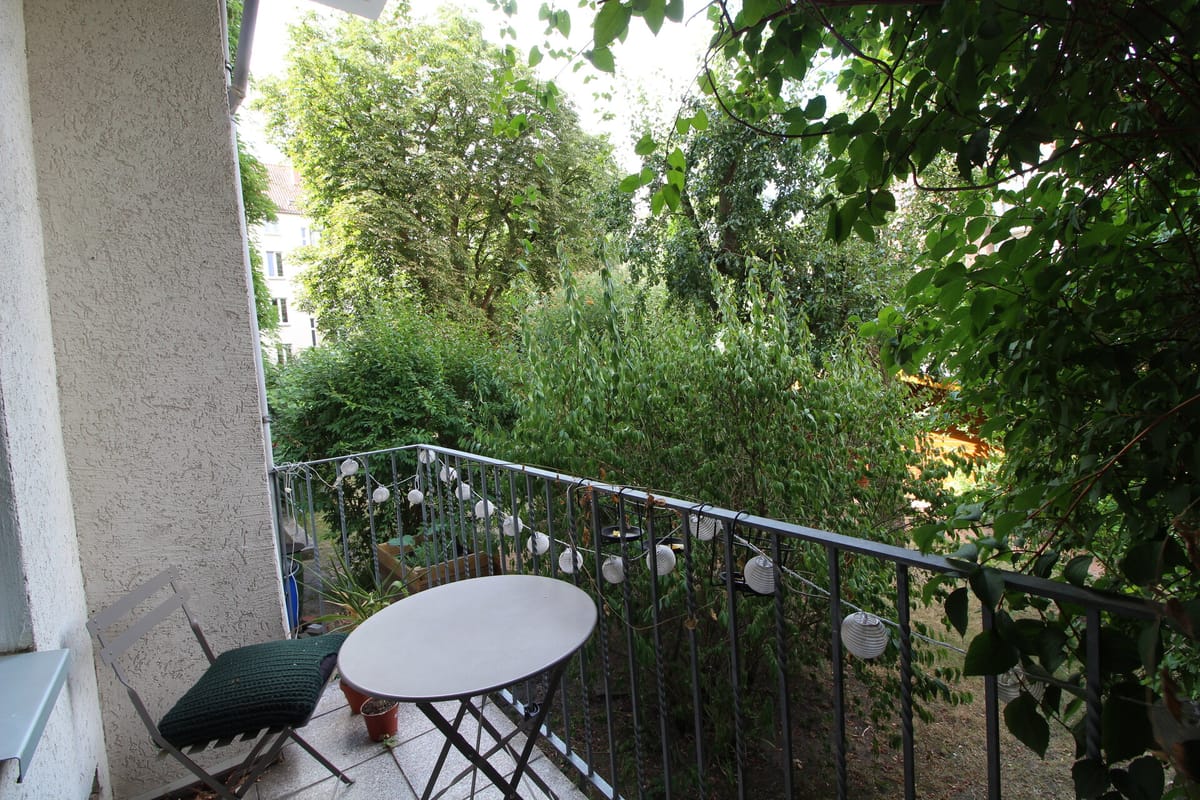 Balkon mit Blick in den grünen Gemeinschaftsgarten in Hannover-Südstadt
