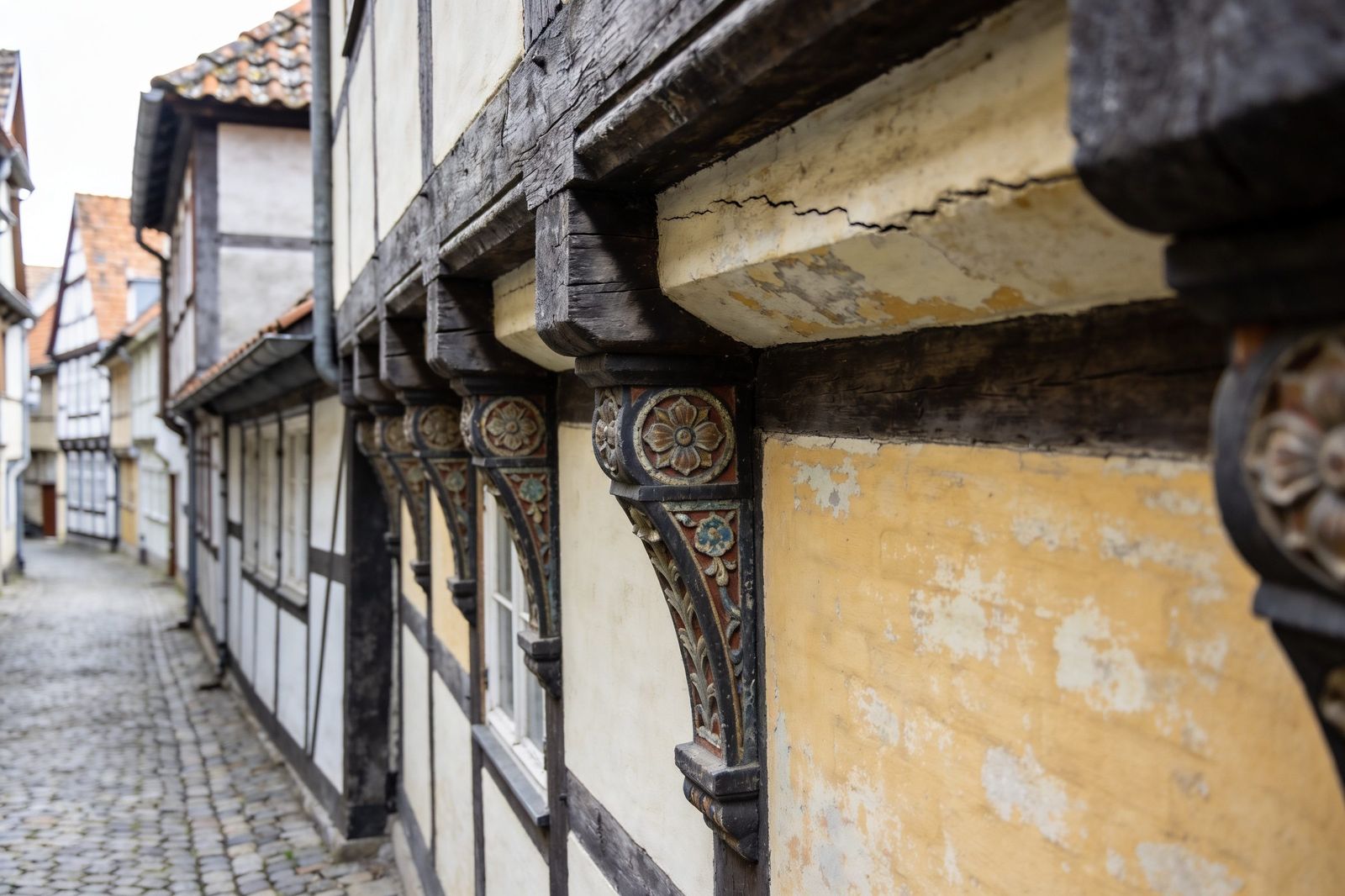 Kopfsteingasse mit Fachwerkhäusern