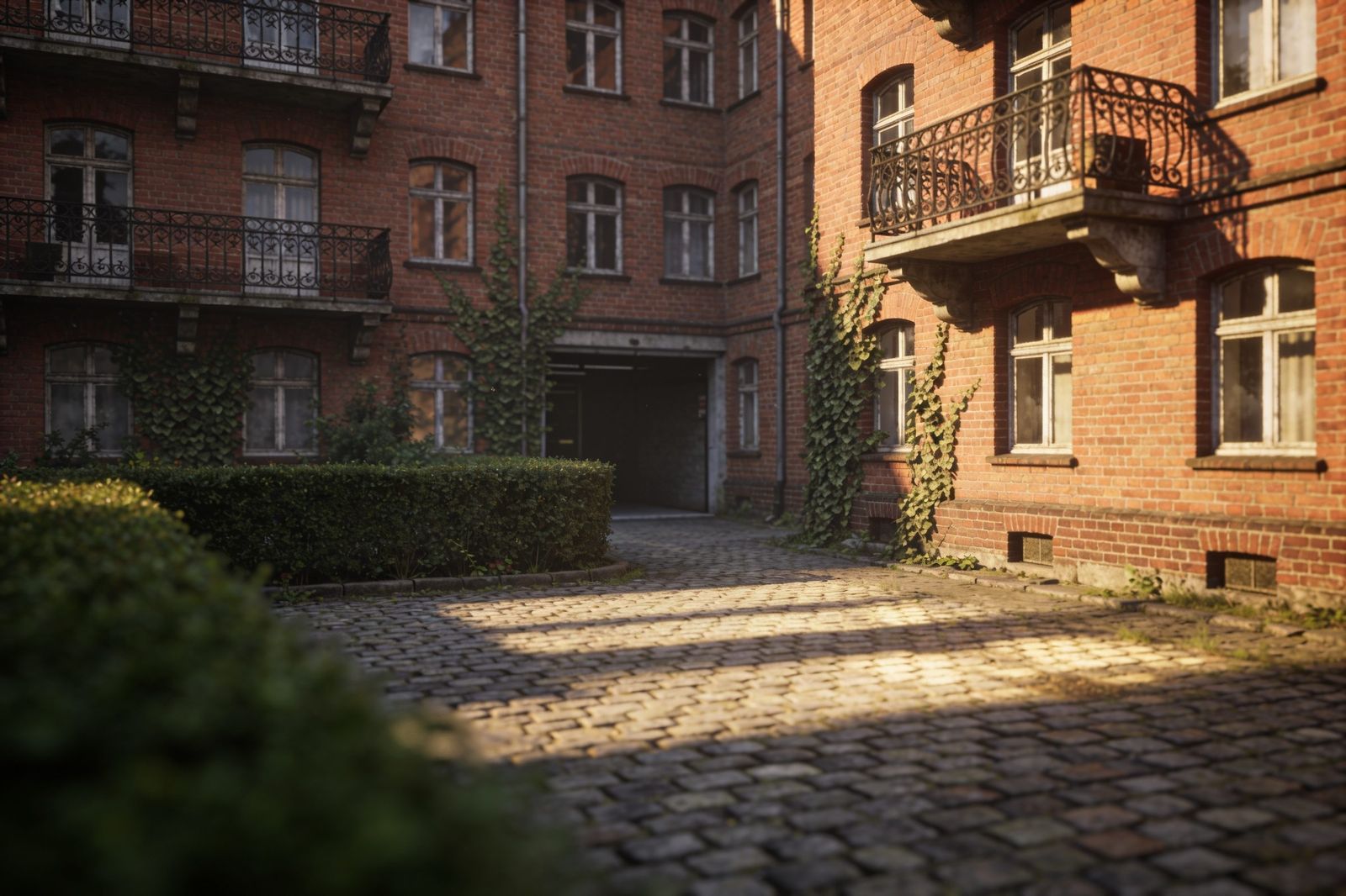 Begrünter Altbau-Hinterhof mit Klinkerfassaden