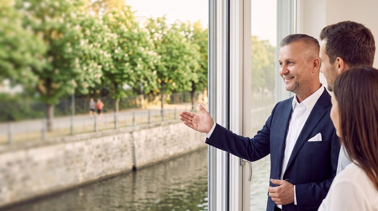 Henri Ehmke von City Immobilienmakler bei der Besichtigung