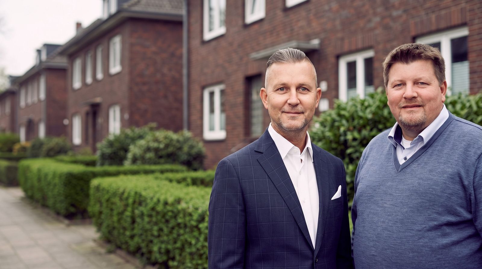 Henri Ehmke und Markus Meyer von City Immobilienmakler als Team vor Ort