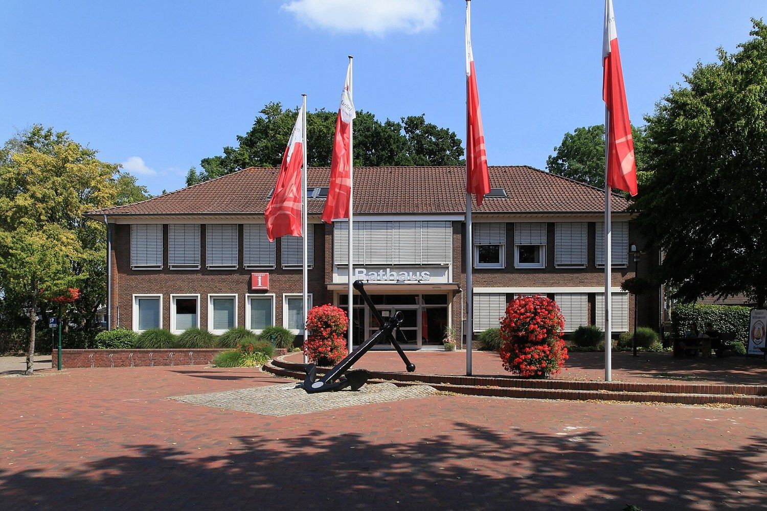 Panoramablick über Barßel – Rathaus, Maschsee und Skyline