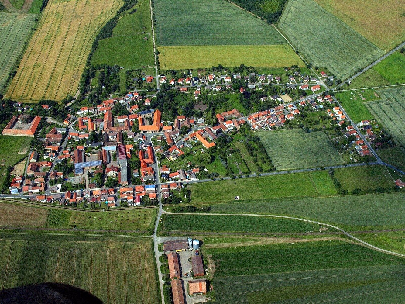 Panoramablick über Beierstedt – Rathaus und Grünanlagen