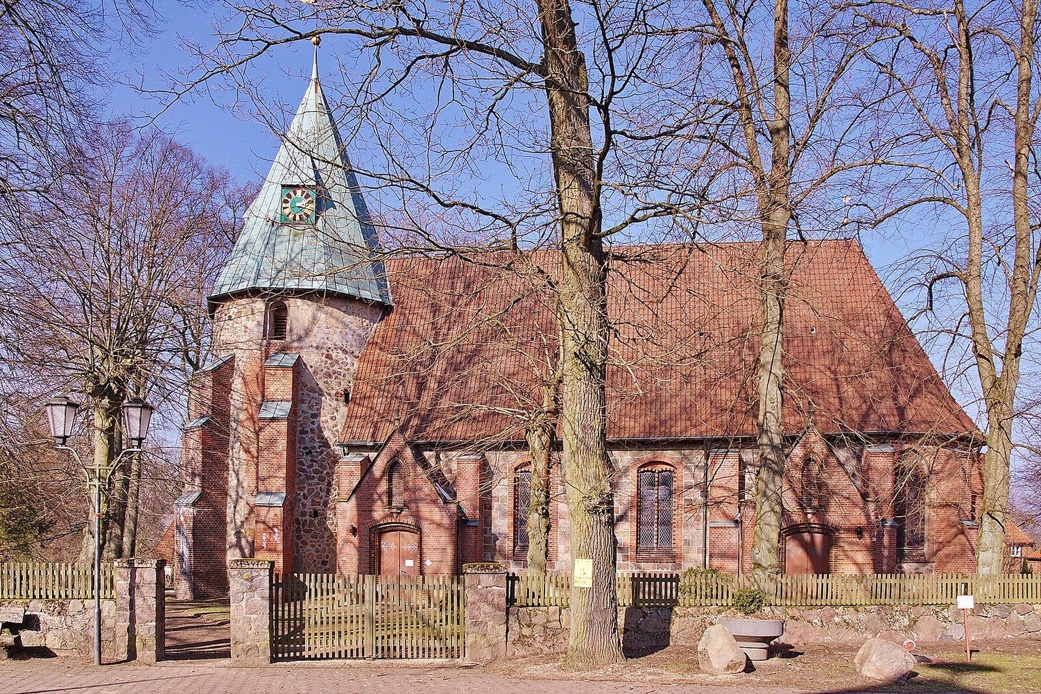 Panoramablick über Betzendorf – Rathaus und Landschaft