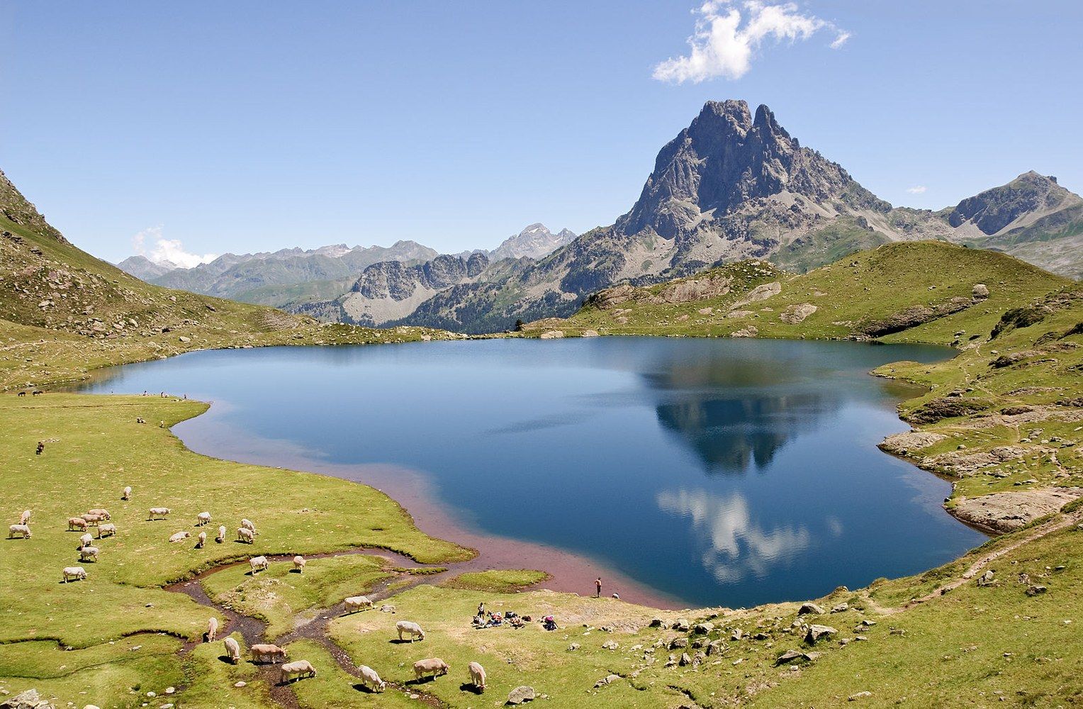 Panoramablick über Binnen – Rathaus, Maschsee und Skyline