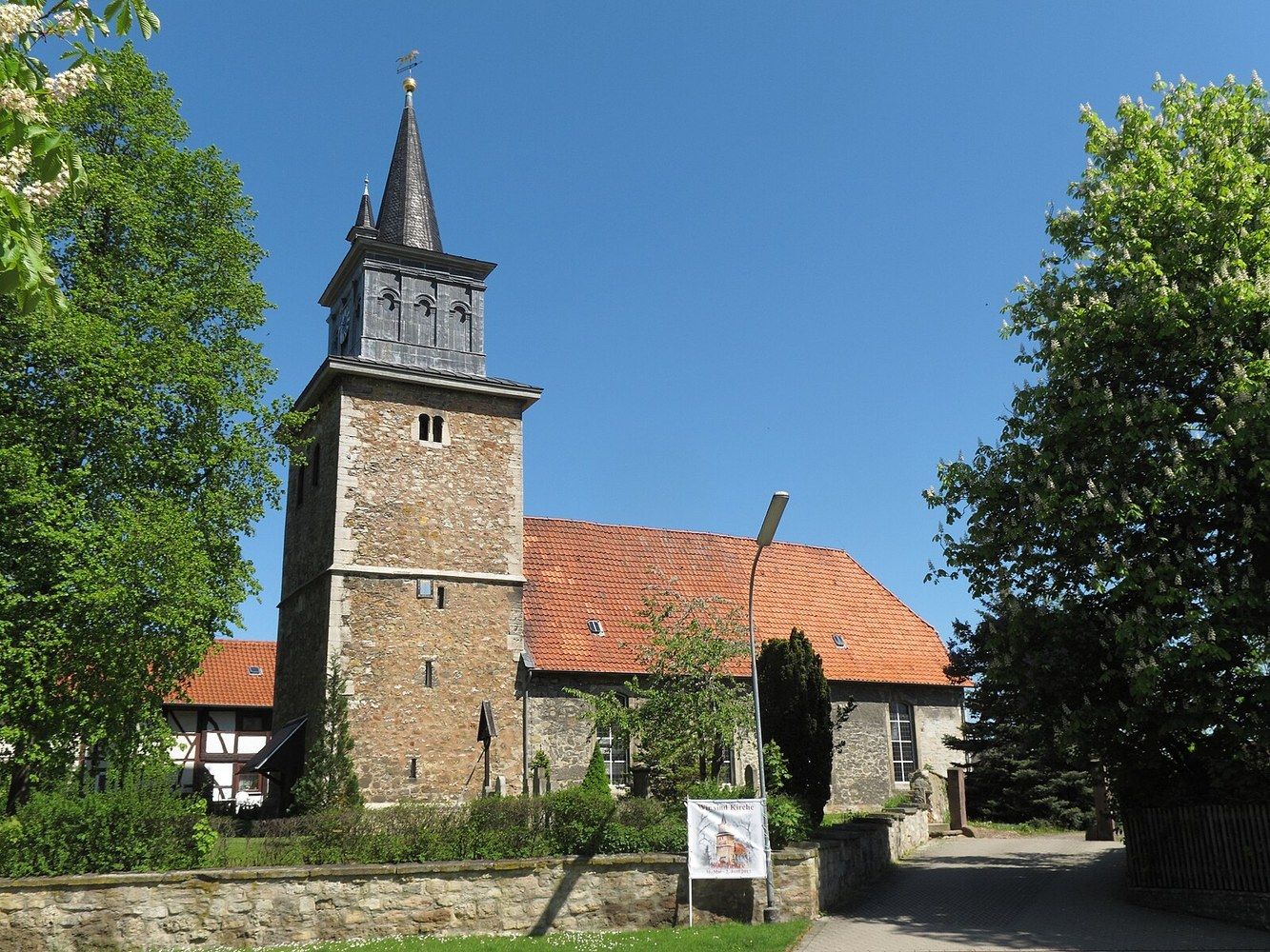 Panoramablick über Börßum – Rathaus, Maschsee und Skyline