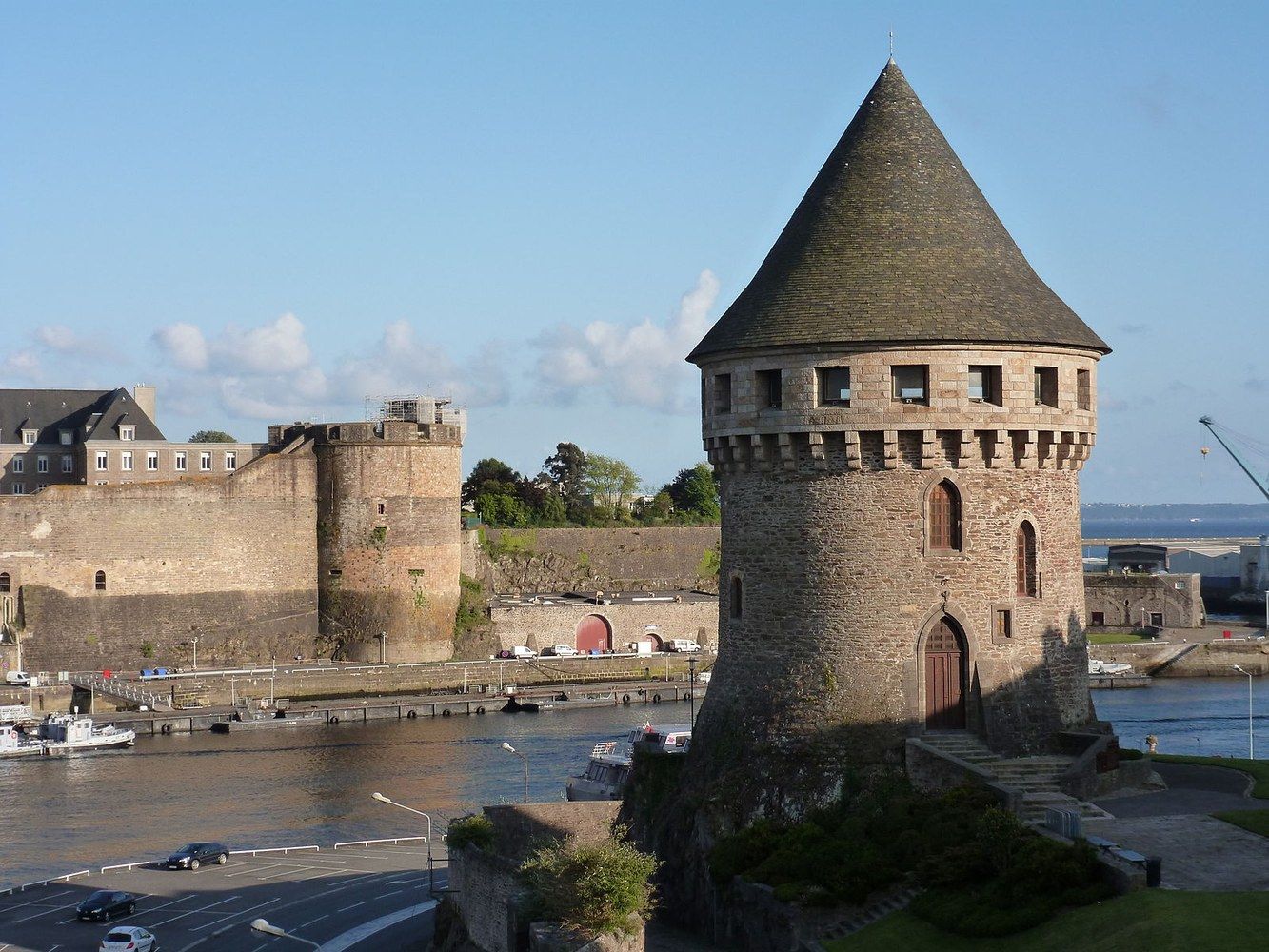 Panoramablick über Brest – Rathaus, Maschsee und Skyline