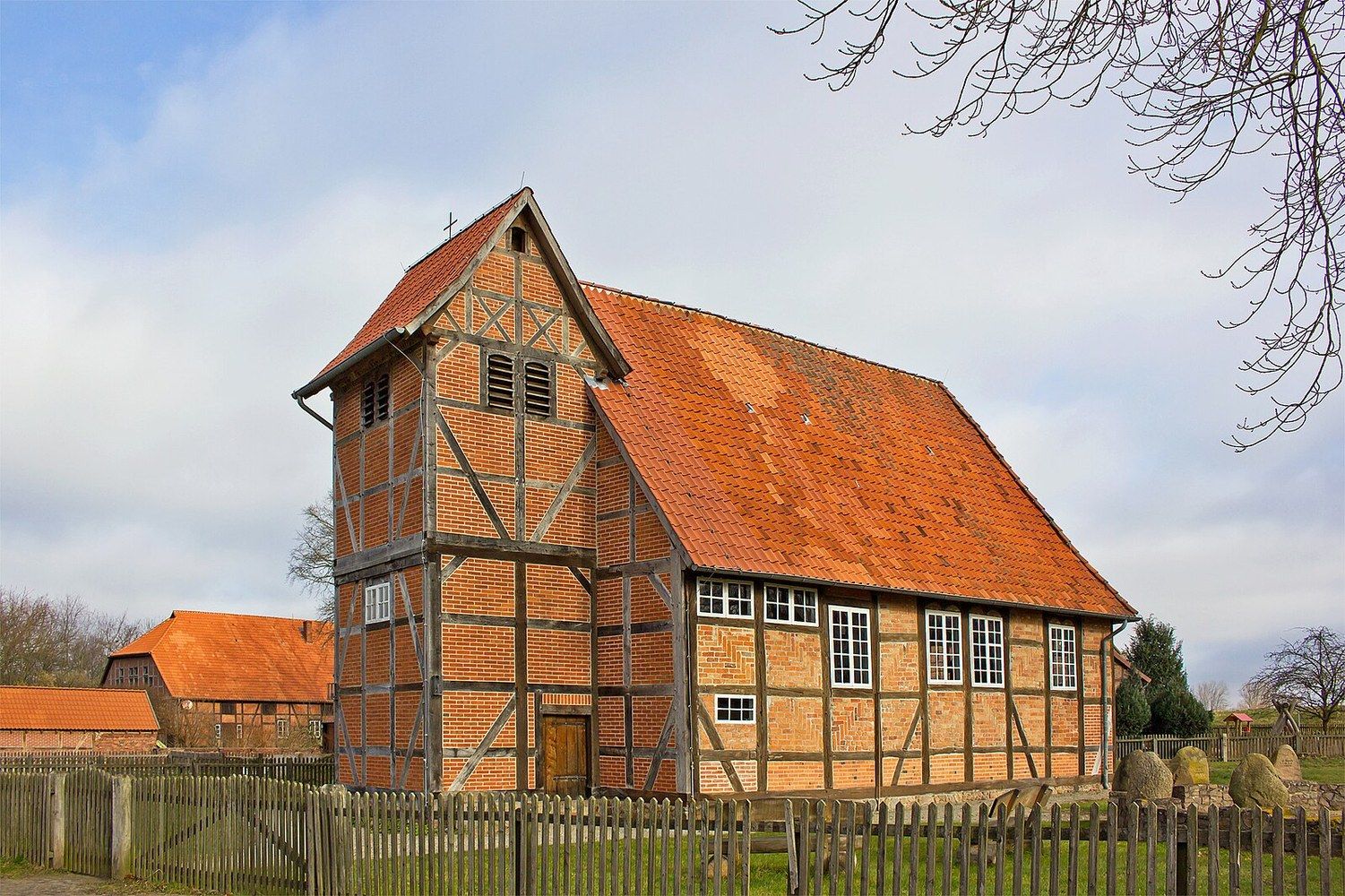 Panoramablick über Damnatz – Rathaus, Maschsee und Skyline