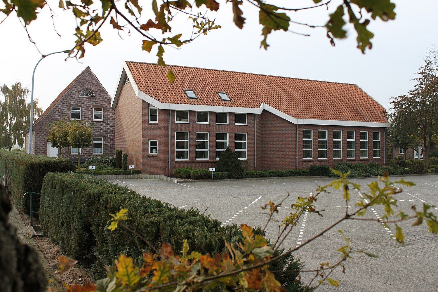 Panoramablick über Firrel – Rathaus, Maschsee und Skyline