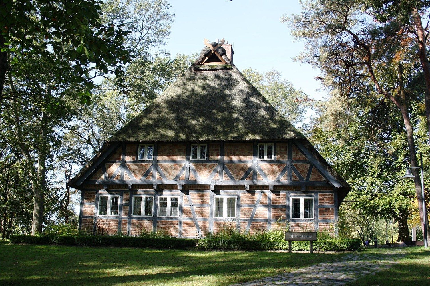 Panoramablick über Jesteburg – Rathaus und Natur