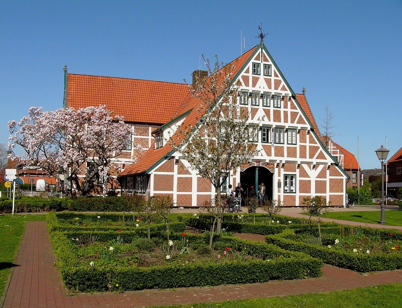 Panoramablick über Jork – Rathaus, Maschsee und Skyline