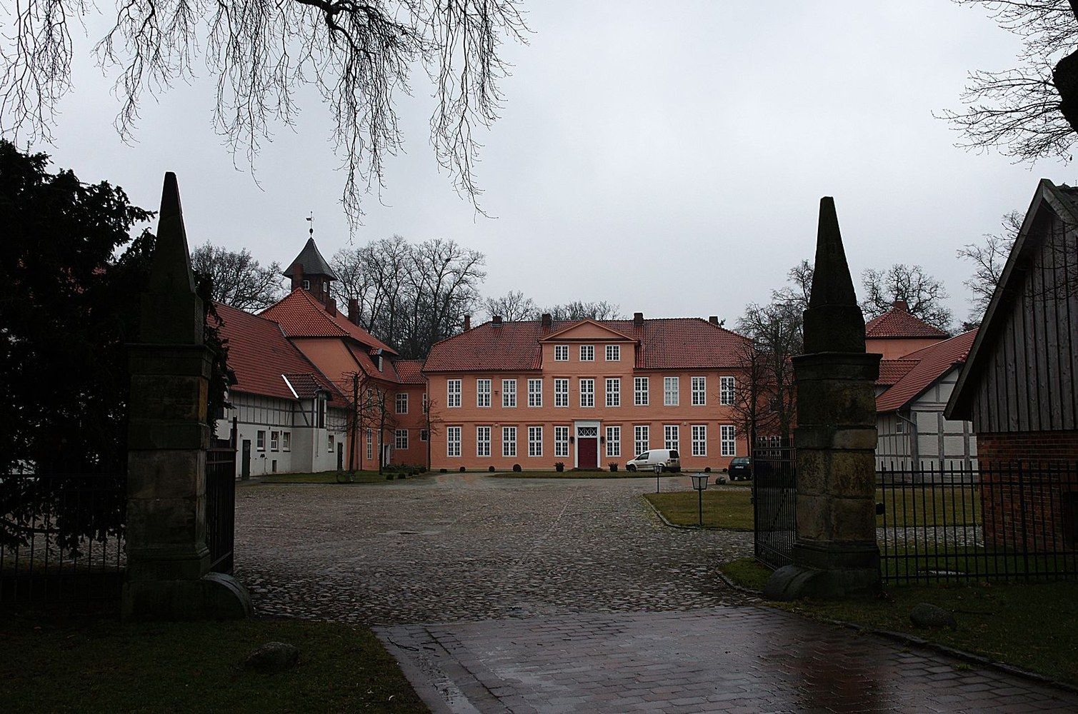 Panoramablick über Langlingen – Rathaus und Landschaft