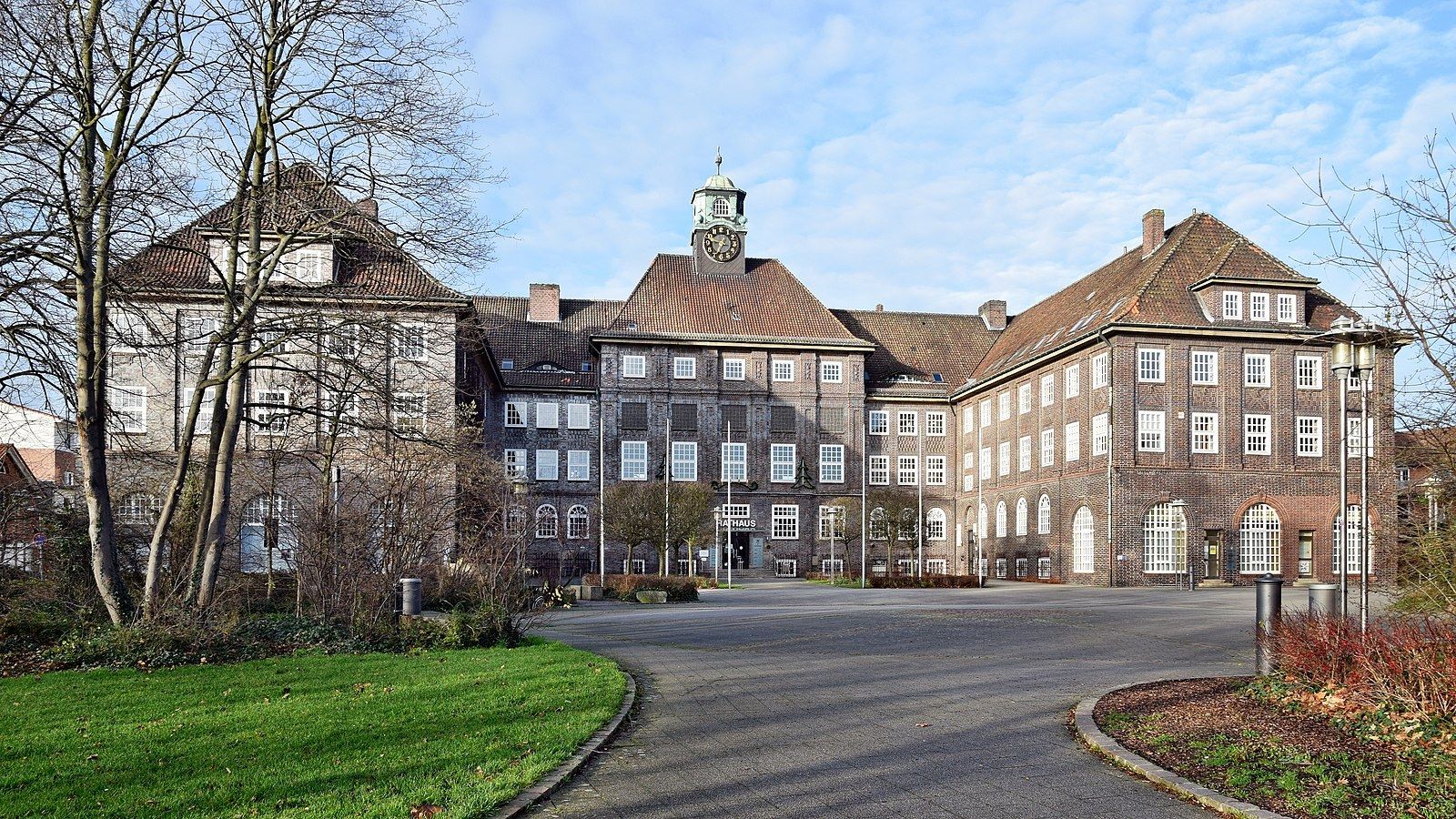 Panoramablick über Lehrte – Rathaus, Maschsee und Skyline