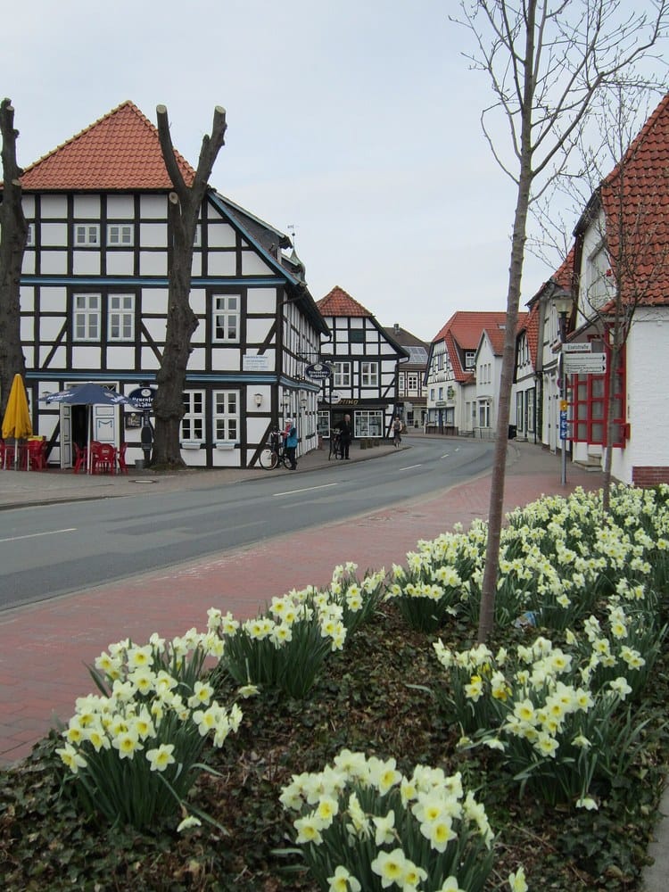 Panoramablick über Lemförde – Rathaus, Maschsee und Skyline