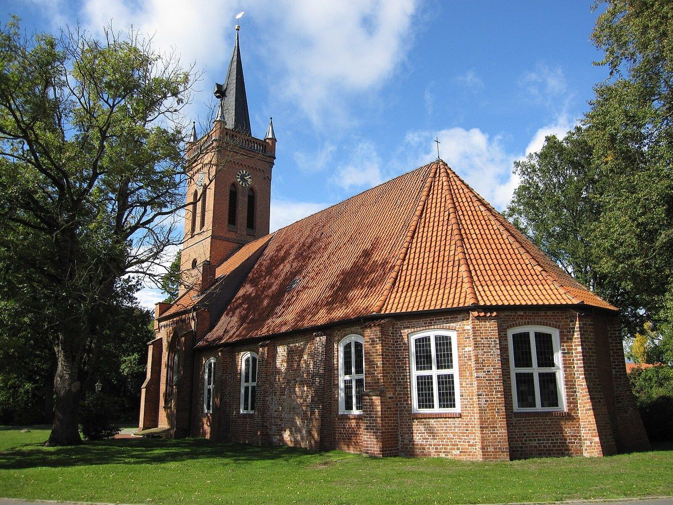 Panoramablick über Lüdersburg – Rathaus, Maschsee und Skyline