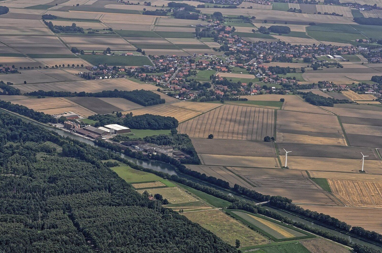 Panoramablick über Meerbeck – Rathaus, Maschsee und Skyline
