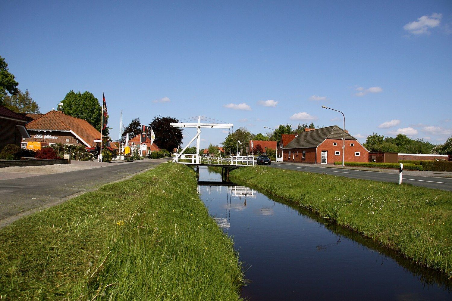 Panoramablick über Moormerland – Rathaus und Natur