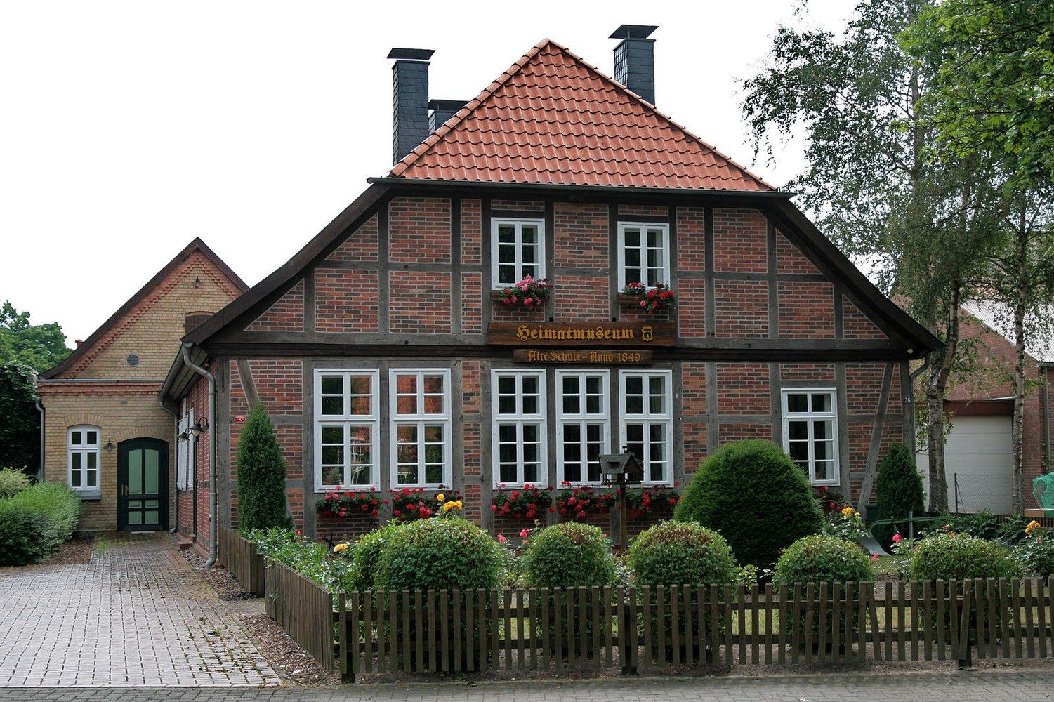 Panoramablick über Nienhagen – Rathaus, Maschsee und Skyline
