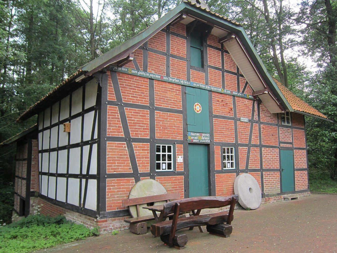 Panoramablick über Raddestorf – Rathaus, Maschsee und Skyline