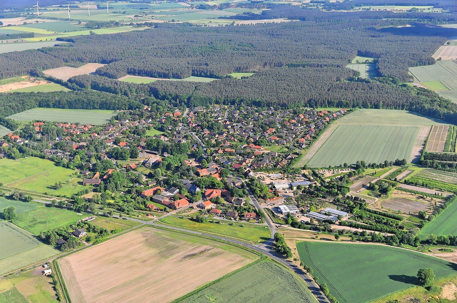 Panoramablick über Rullstorf – Rathaus, Maschsee und Skyline