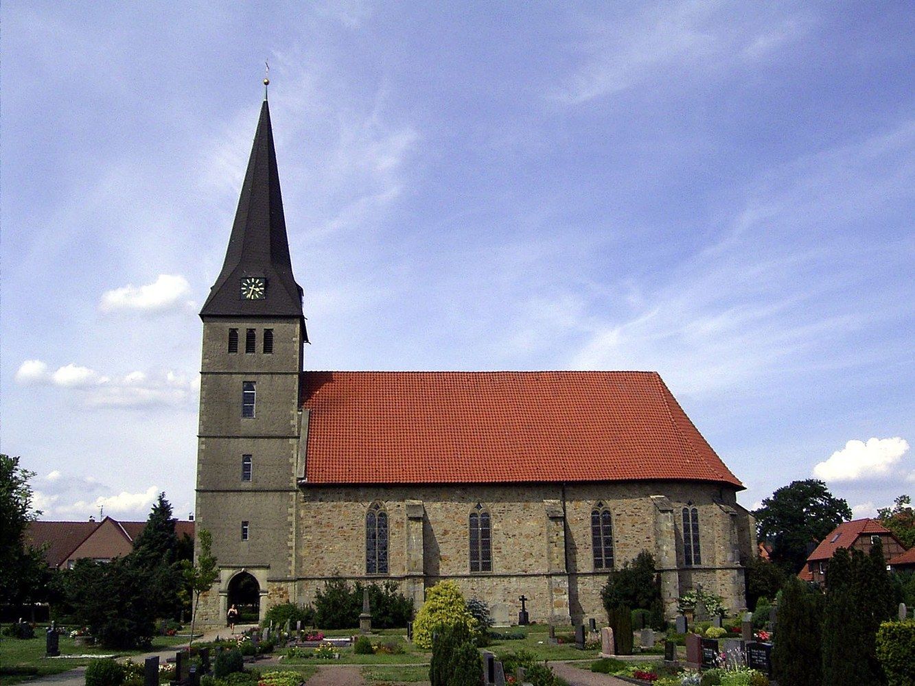 Panoramablick über Sachsenhagen – Rathaus und Natur