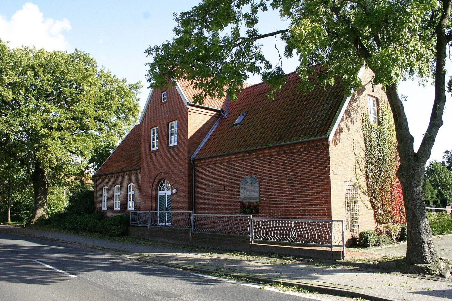 Panoramablick über Schwerinsdorf – Rathaus, Maschsee und Skyline