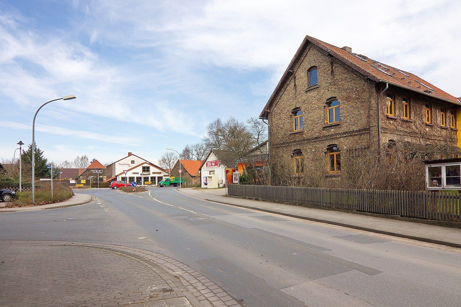 Panoramablick über Schwülper – Rathaus, Maschsee und Skyline