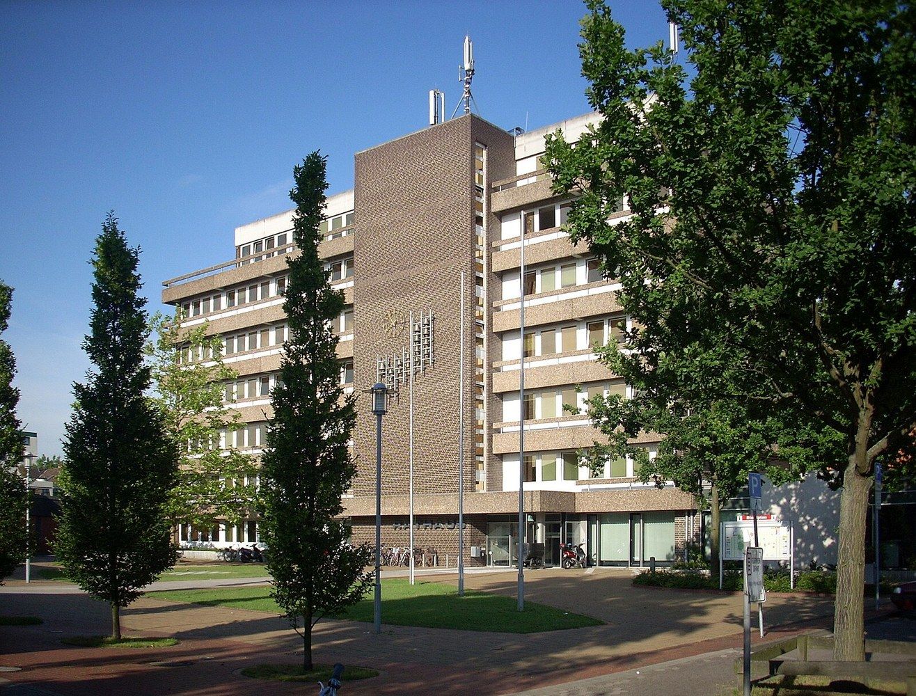 Panoramablick über Sehnde – Rathaus, Maschsee und Skyline