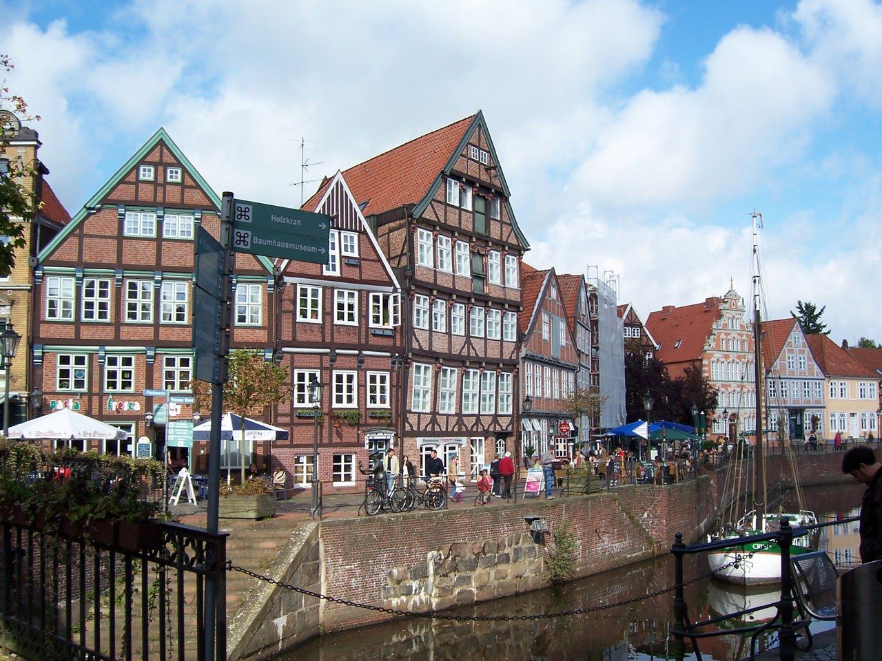 Panoramablick über Stade – Rathaus, Maschsee und Skyline