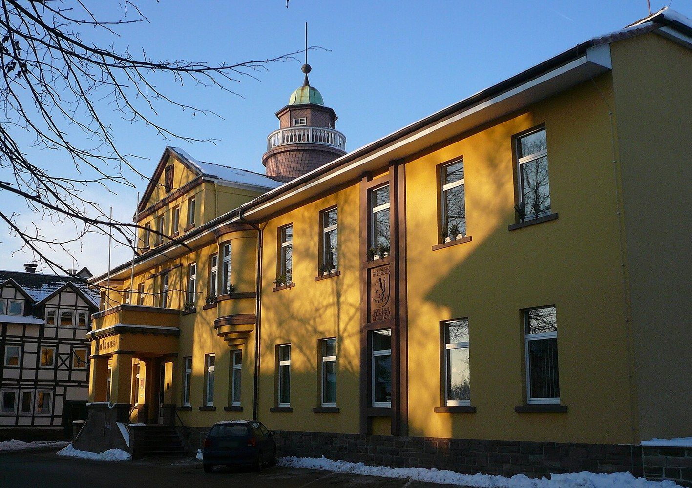Panoramablick über Stadtoldendorf – Rathaus, Maschsee und Skyline