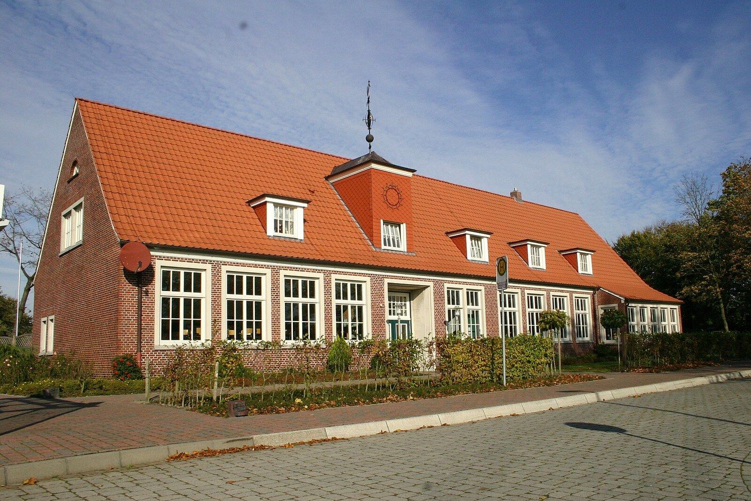 Panoramablick über Utarp – Rathaus, Maschsee und Skyline