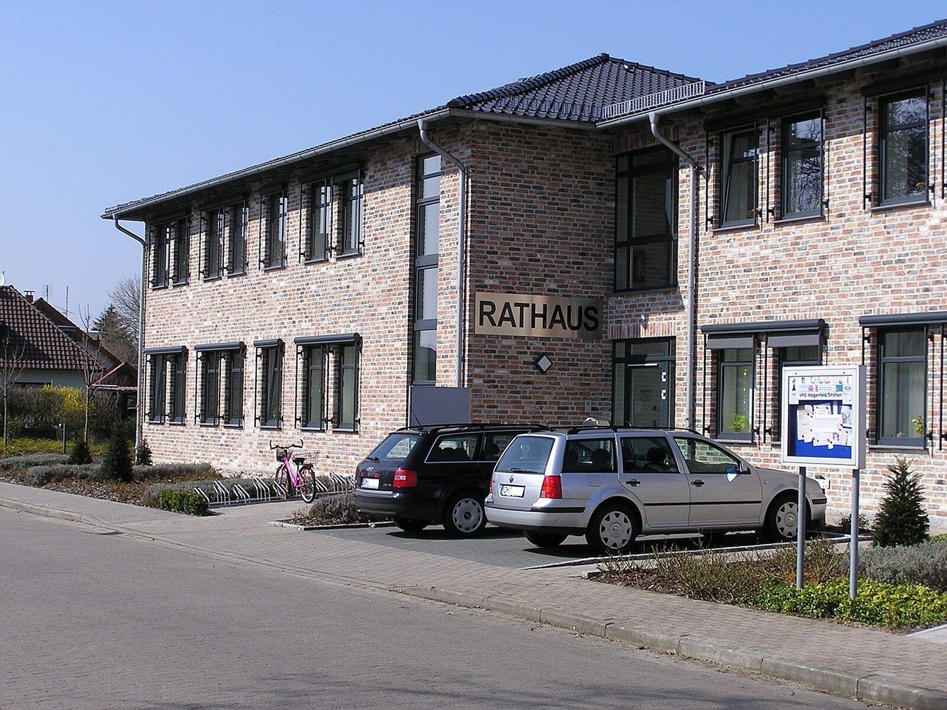 Panoramablick über Wagenfeld – Rathaus, Maschsee und Skyline