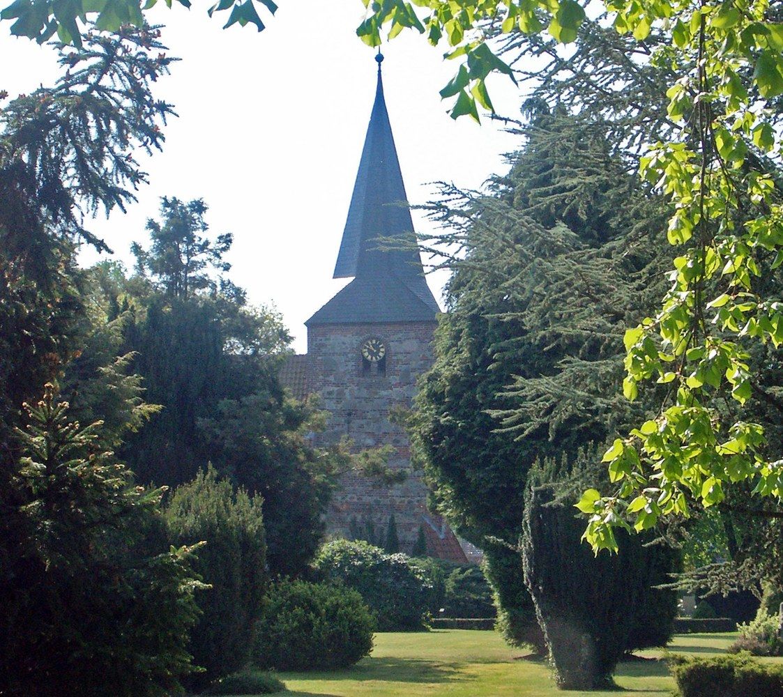 Panoramablick über Warmsen – Rathaus und Natur