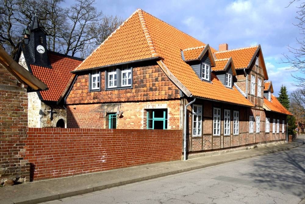 Panoramablick über Wasbüttel – Rathaus, Maschsee und Skyline