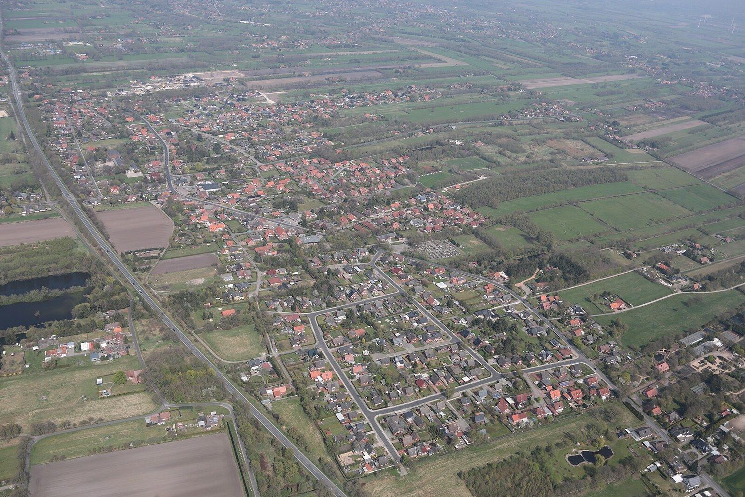 Panoramablick über Westoverledingen – Rathaus und Landschaft