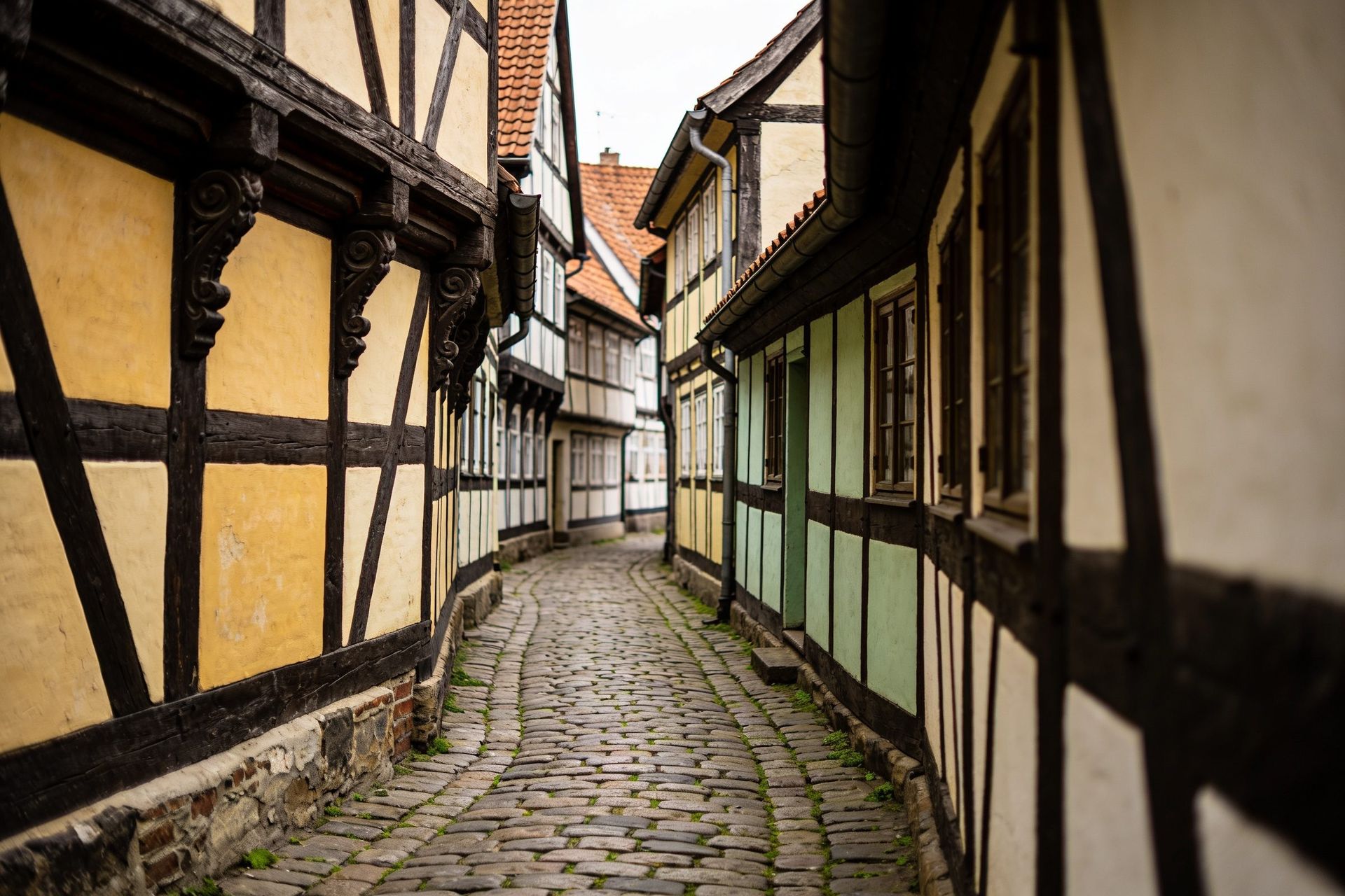 Kopfsteingasse mit Fachwerkhäusern